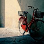 Das_rote_Fahrrad_c_Marco_Cassé